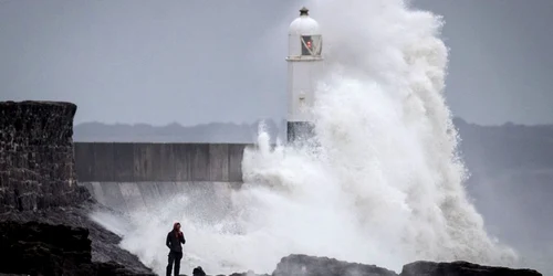Valuri uriaşe provocate de furtuna Helene lovesc ţărmul în Porthcawl Wales Marea Britanie FOTO Guliver / Getty Images / Matt Cardy