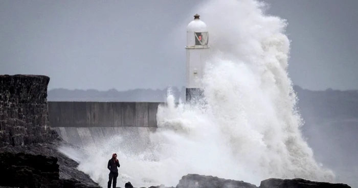 Valuri uriaşe provocate de furtuna Helene lovesc ţărmul în Porthcawl Wales Marea Britanie FOTO Guliver / Getty Images / Matt Cardy