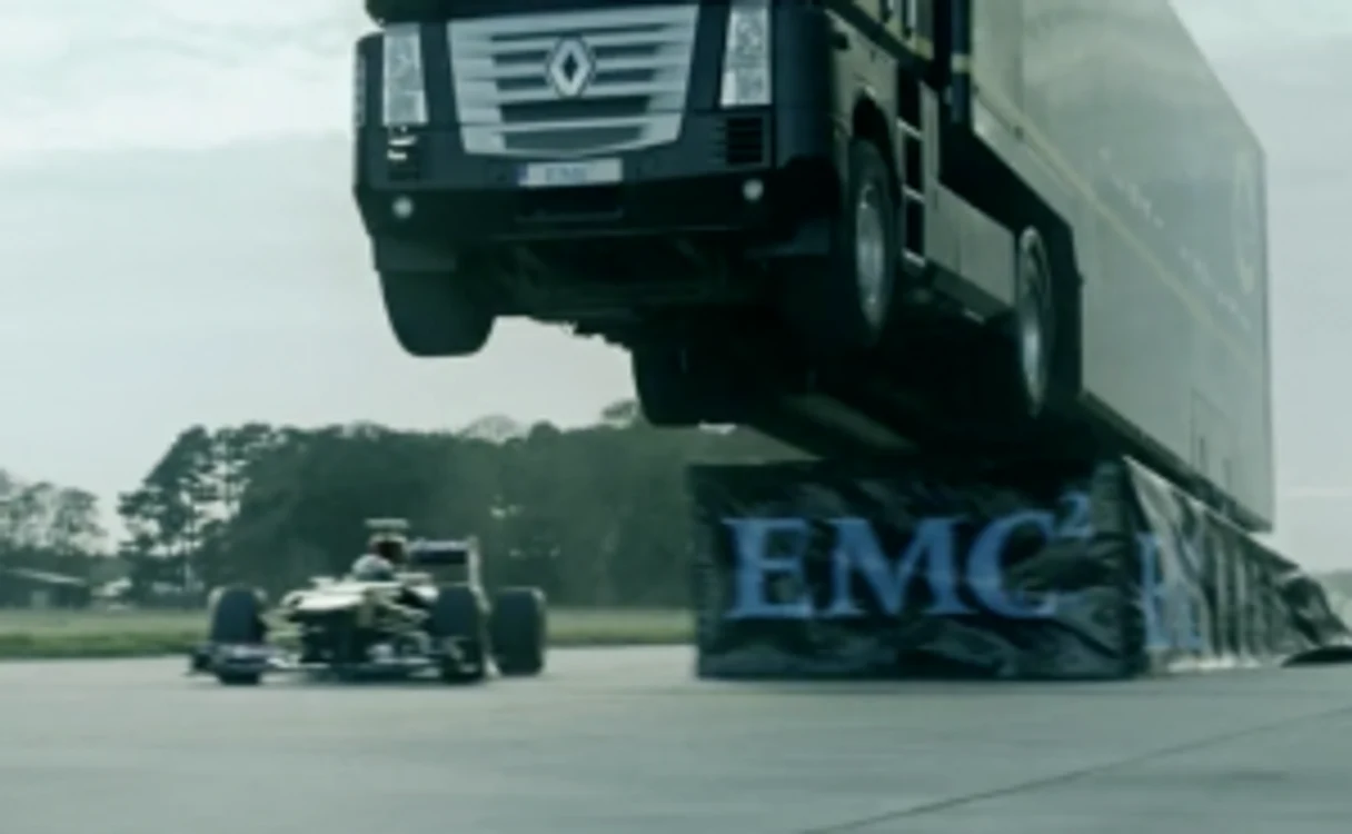 Un camion imens sare 26 de metri peste un monopost de Formula 1 FOTO EMC