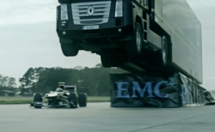 Un camion imens sare 26 de metri peste un monopost de Formula 1 FOTO EMC