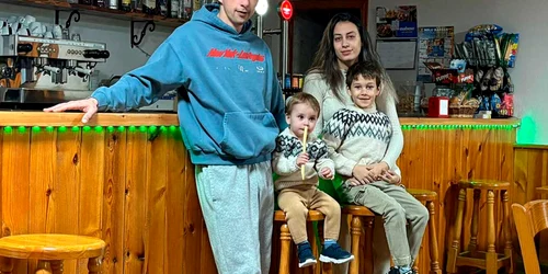 Un cuplu de români readuce la viață un sat din Spania cu doar 56 de locuitori, după ce a preluat singurul bar din localitate. FOTO: lacomarca.net