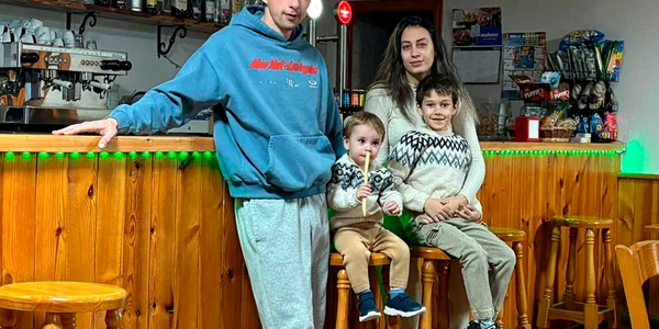 Un cuplu de români readuce la viață un sat din Spania cu doar 56 de locuitori, după ce a preluat singurul bar din localitate. FOTO: lacomarca.net