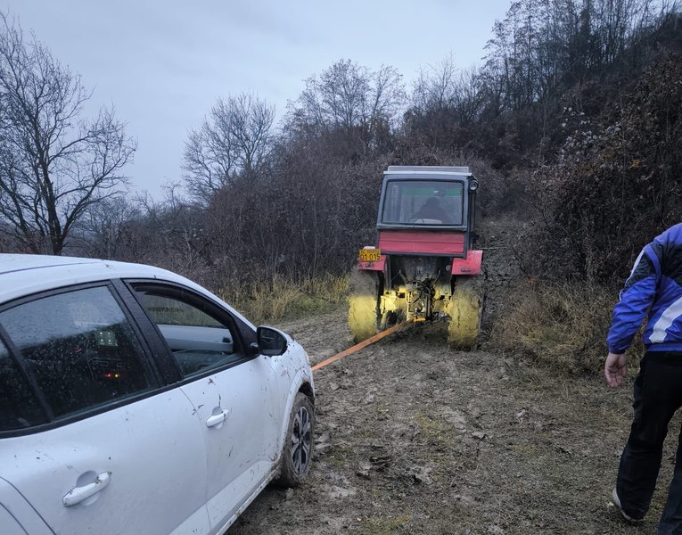 Trei turiști francezi au rămas blocati cu masina în noroi pe drumul unui cunoscutul obiectiv din județul Buzău