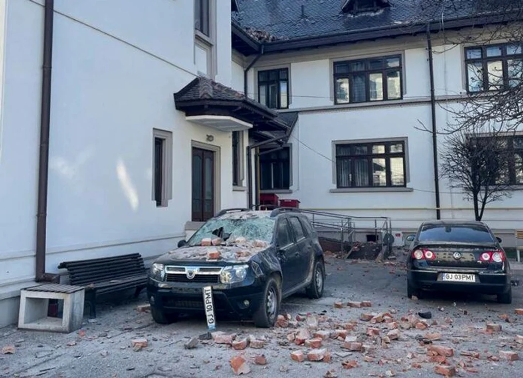 Sediul Primăriei Târgu Jiu a fost afectat de cutremurele din urmă cu un an Foto: INCDFP/Facebook