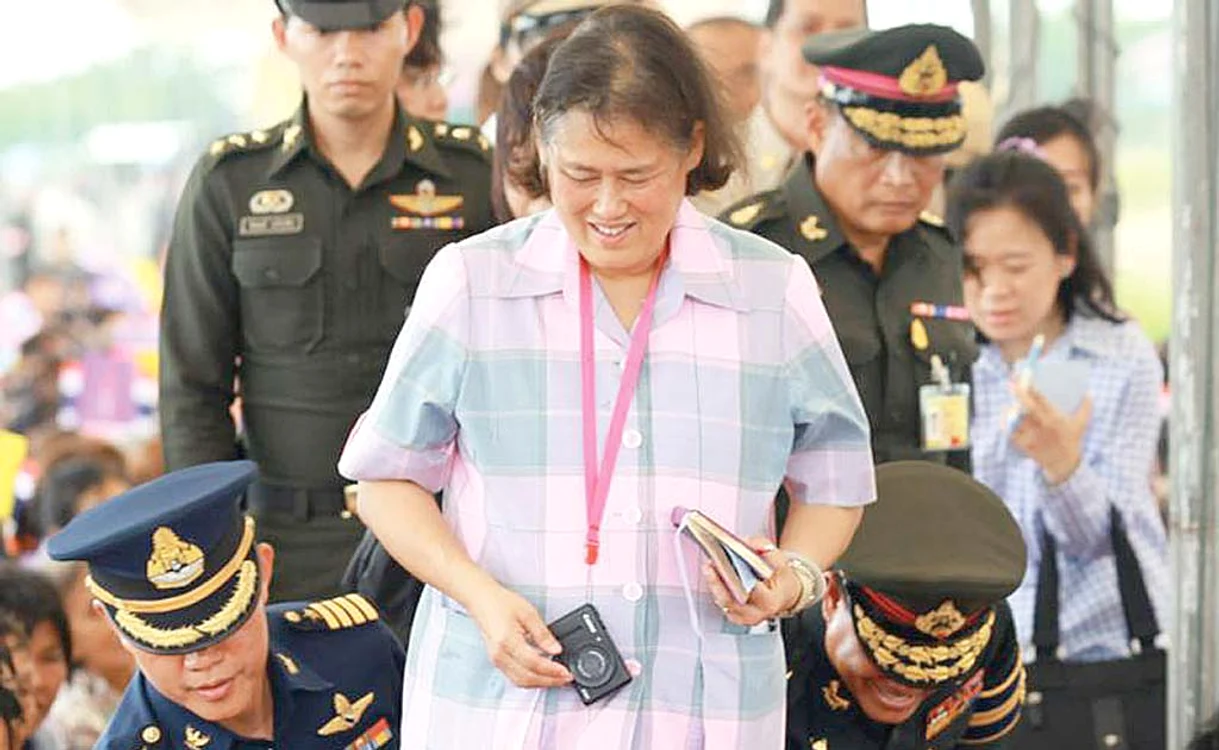 S-a construit o clădire specială, cu balustrade de argint şi aer condiţionat, ca să-i servească drept WC personal fiicei regelui Bhumibol al Thailandei