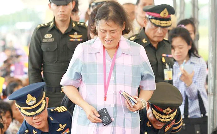 
    S-a construit o clădire specială, cu balustrade de argint şi aer condiţionat, ca să-i servească drept WC personal fiicei regelui Bhumibol al Thailandei  