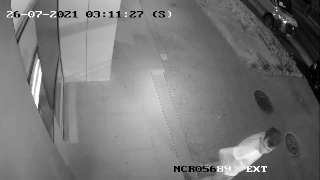 Suspect într-un caz de furt din Sibiu surprins pe camerele de luat vederi ale unui bancomat Foto Poliţia Sibiu