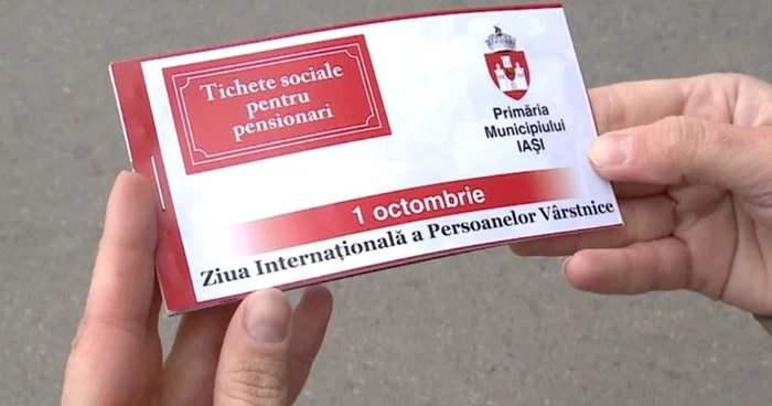 Tichete-cadou cu sigla Primăriei Iaşi împărţite pensionarilor FOTO Digi24 Iaşi