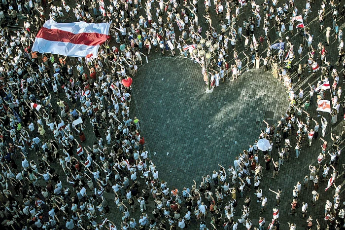 Începând de luni, 10 august, sute de mii de oameni au ieşit în stradă