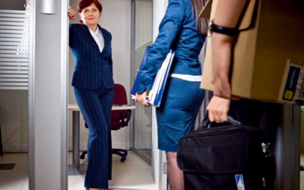 Cristina Niţescu, director de asigurări la Piraeus Bank, evaluează cu atenţie clienţii
