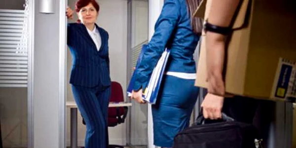 Cristina Niţescu, director de asigurări la Piraeus Bank, evaluează cu atenţie clienţii