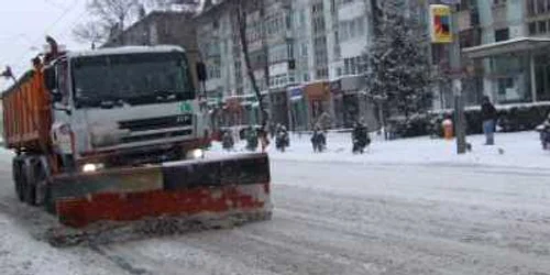 Utilajele de deszăpezire acţionează pe drumurile cu probleme din judeţul Neamţ