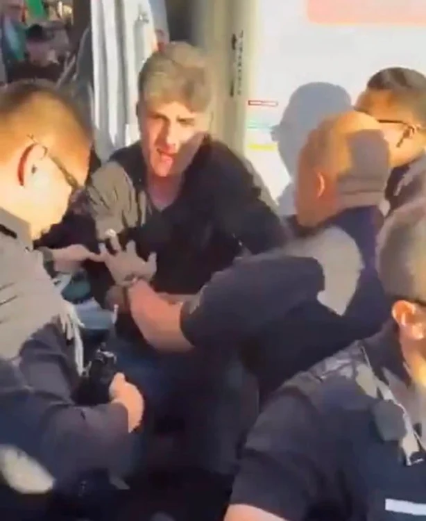 Momentul în care un camion intră în mulțimea de susținători ai protestelor din Iran, în SUA