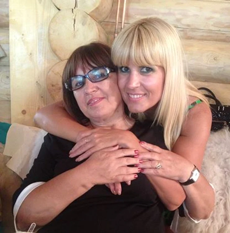 
    Mama Elenei Udrea a ajuns la arest în jurul orei 9.30 (foto: Arhiva personală)  
