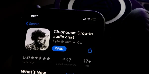 Aplicatia Clubhouse smartphone FOTO Shutterstock