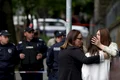 profesori si elevi langa scoala unde a avut loc atacul armat din belgrad foto epa efe jpg