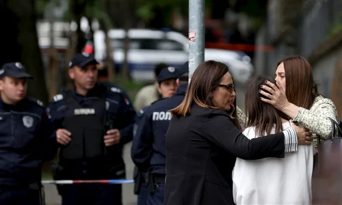 profesori si elevi langa scoala unde a avut loc atacul armat din belgrad foto epa efe jpg