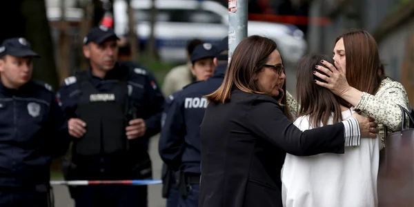profesori si elevi langa scoala unde a avut loc atacul armat din belgrad foto epa efe jpg