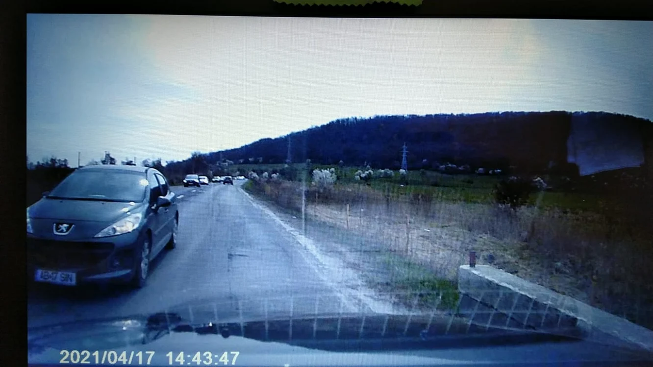 Autoturismul cu numere de Alba a fost evitat în ultimul moment. Foto: Facebook/ Constantin Popa