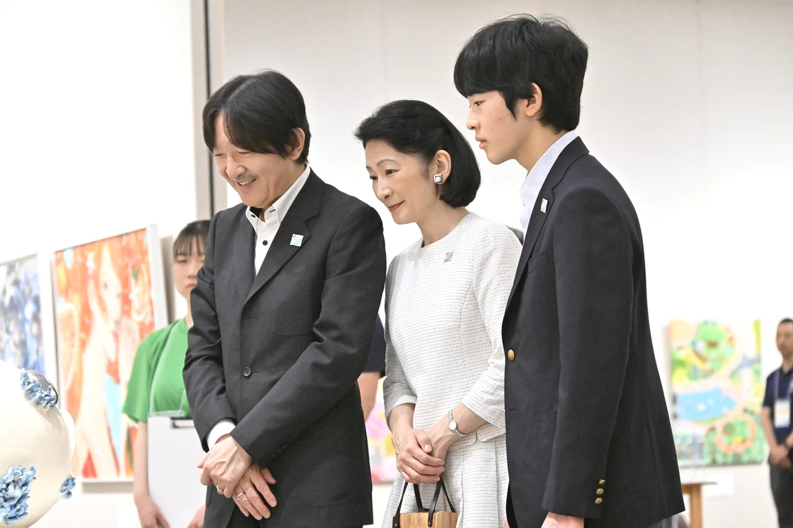 Prințul Hisahito al Japoniei, cu tatăl său, Prințul Fumihito, și cu mama sa, Prințesa Kiko.