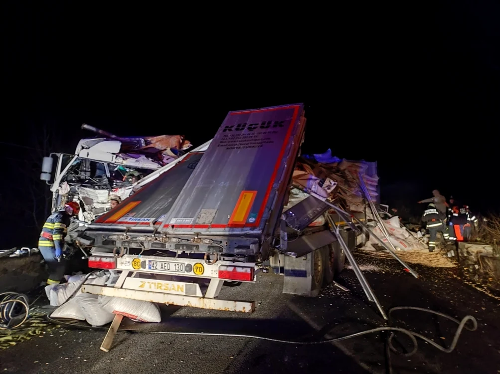 Imagini de coşmar de la coliziunea dintre două TIR-uri soldată cu blocarea totală a Văii Oltului, între Vâlcea şi Sibiu, un deces şi doi răniţi Foto ISU Vâlcea