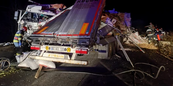 Coliziune între două TIR-uri soldată cu blocarea totală a Văii Oltului între Vâlcea şi Sibiu un deces şi doi răniţi Sursă ISU Vâlcea