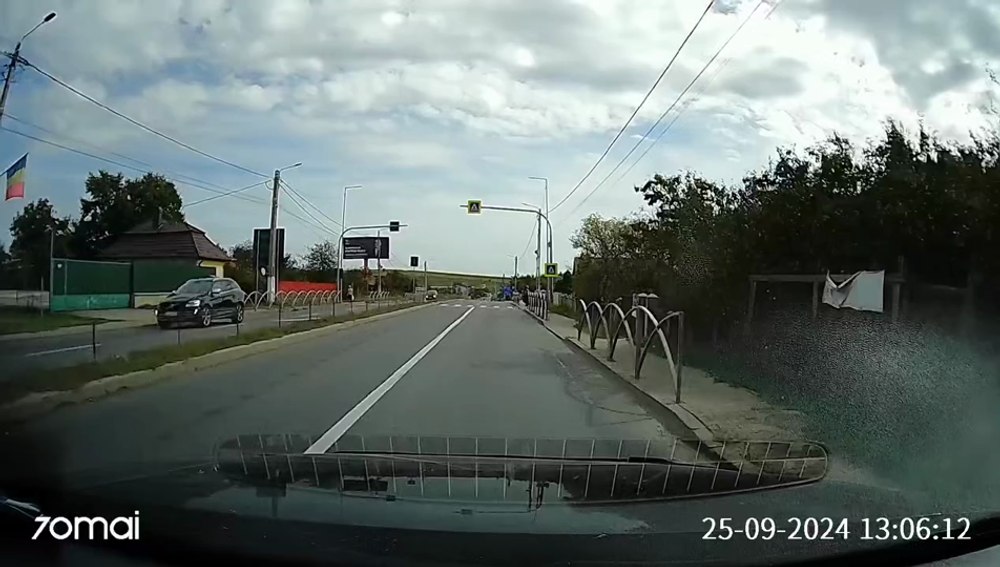 Momentul în care o mașină de poliție aproape că spulberă două femei care traversau regulamentar