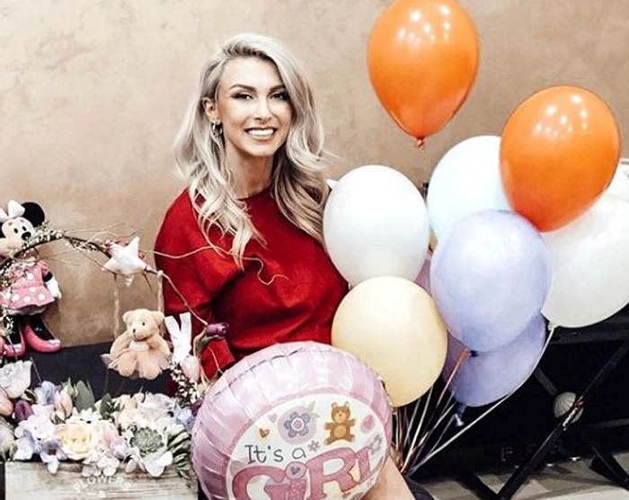 
    Mama Andreei Bălan, încărcată cu plase cu bunătăți, îndreptându-se spre casa fiicei ei Foto: Mihai Ionescu   