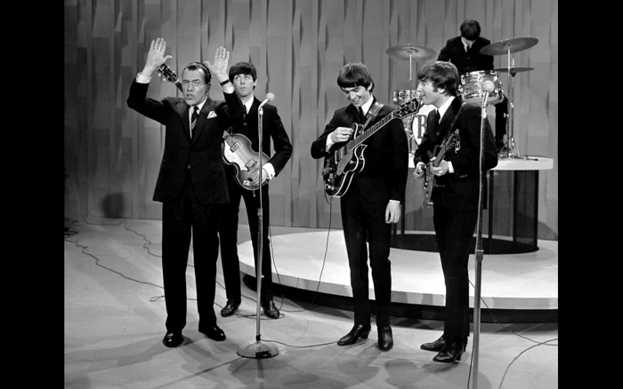 The Beatles şi Ed Sullivan, în timpul debutul memorabil din emisiunea „Ed Sullivan Show“ din februarie 1964 FOTO CBS