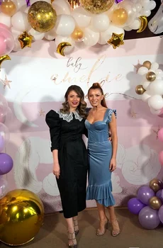 Elena Gheorghe, alături de sora ei, Ana Pîrvulescu, la petrecerea de rupere de turtă a fetiței sale, Amelie jpeg