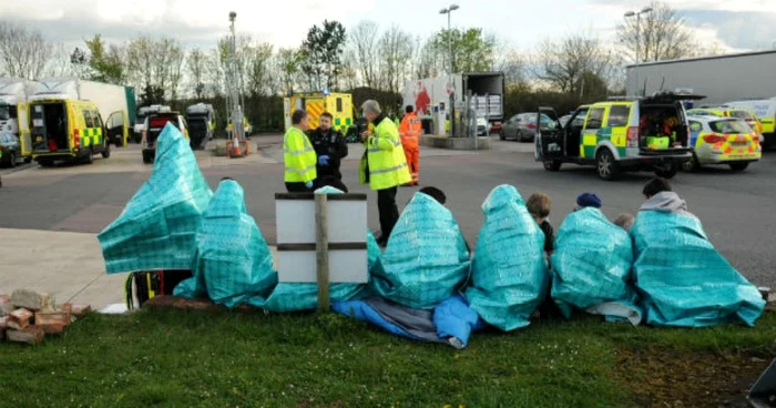 Cei 23 de migranţi găsiţi în camionul frigoric condus de un tânăr român au vârste cuprinse între 15 şi 52 de ani FOTO Western Daily Press