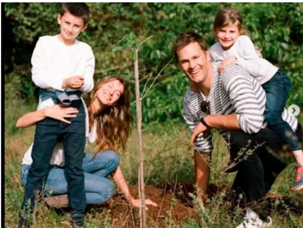 
    Gisele Bündchen  a plantat și ea un arbore cu soțul și copiii, care sunt deja mariFoto: Instagram  