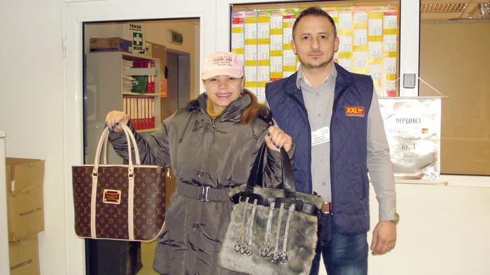 
    Mariana s-a întors a doua  zi și a primit de la Remus  Datu geanta gri uitată în  parcarea magazinului  