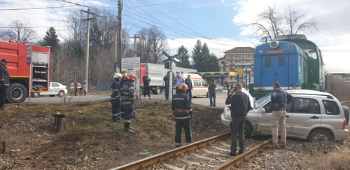 Atât tânăra care se afla la volan, cât şi pasagerul, au scăpat teferi în urma accidentului feroviar