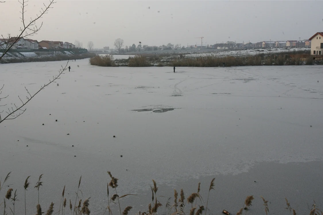 Bărbatul a încercat să traverseze lacul îngheţat (Foto Arhivă)
