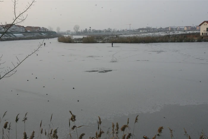 Bărbatul a încercat să traverseze lacul îngheţat (Foto Arhivă)