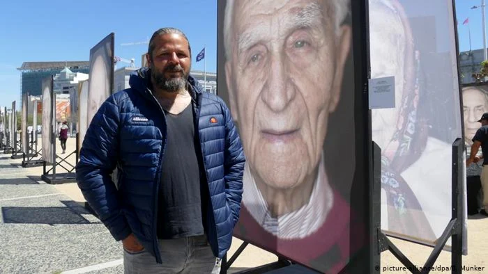 Portretul lui Sol Farcas, un supravieţuitor al Holocaustului născut în România, care a împlinit 100 de ani şi trăieşte la San Francisco, alături de fotograful său italian Luigi Toscano