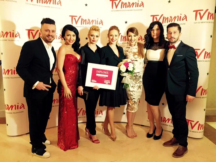 Andreea Mantea (în rochia roșie) și Ilinca Vandici (în cea cu paiete aurii), bucuroase că au fost premiate, au strălucit și la propriu, și la figurat