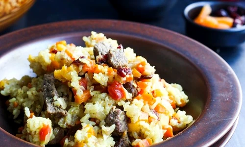 Pilaf cu carne de vită şi fructe uscate la cuptor jpeg