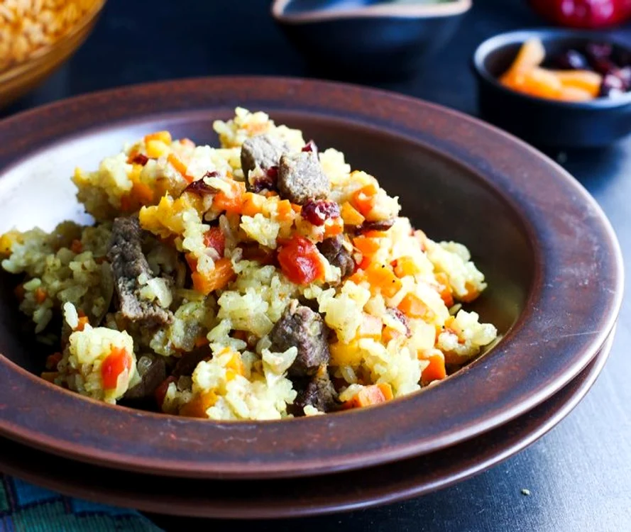 Pilaf cu carne de vită şi fructe uscate la cuptor jpeg