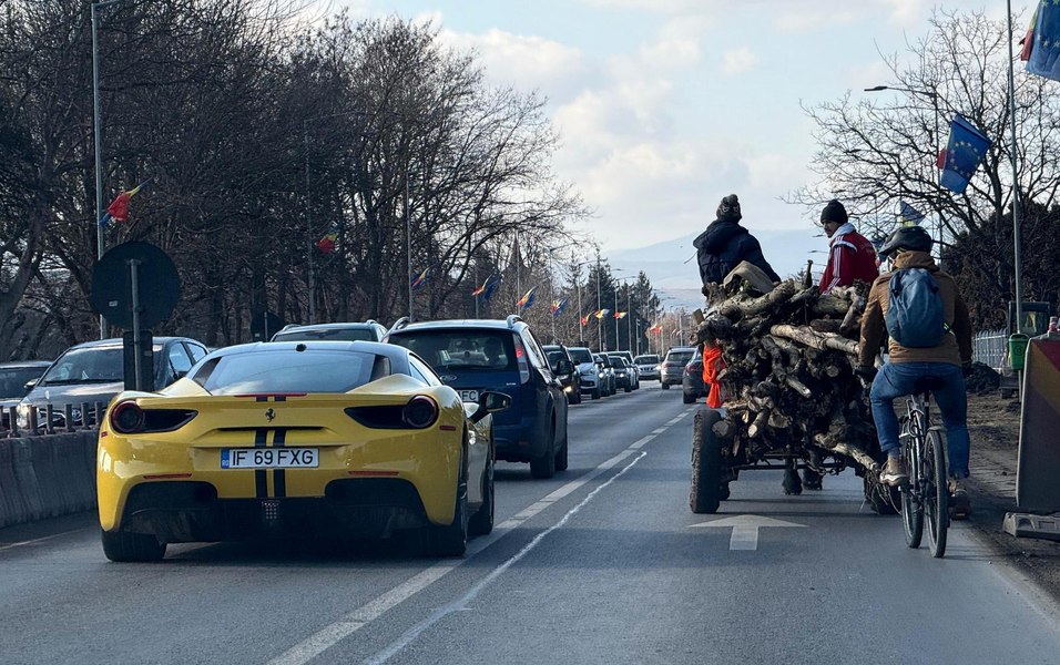 Imaginea virală cu un bolid de lux lângă o căruță, pe șosea, le-a aprins imaginația românilor: „România, țara tuturor bugetelor”   