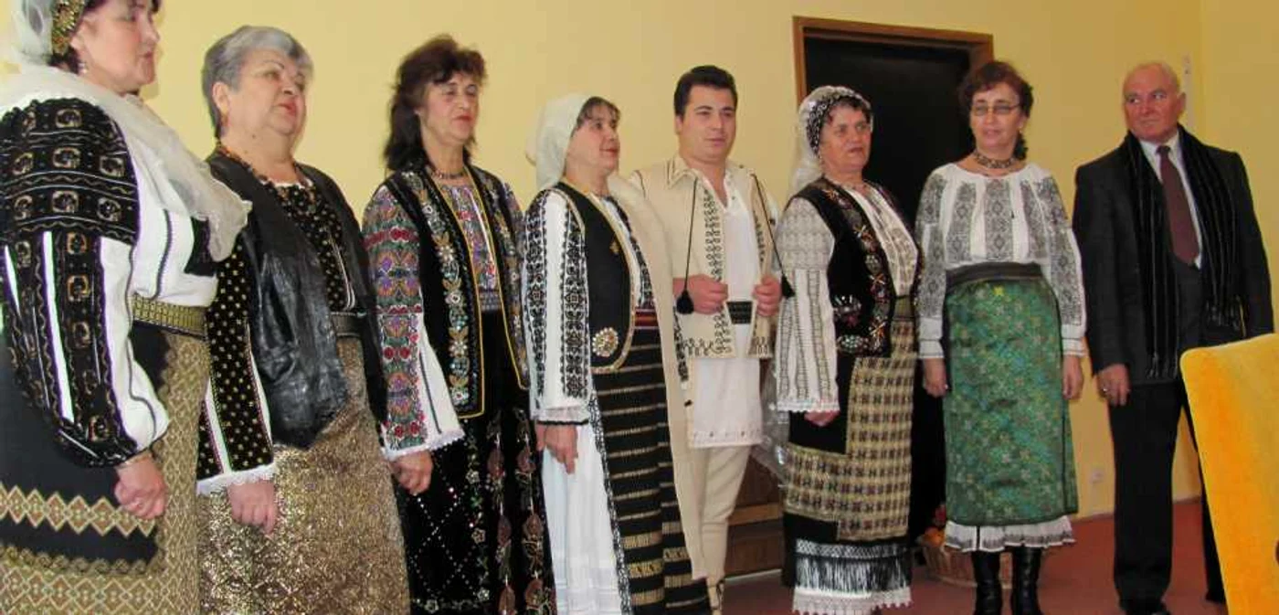 Grupul Doruri Argeșene a colindat Prefectura