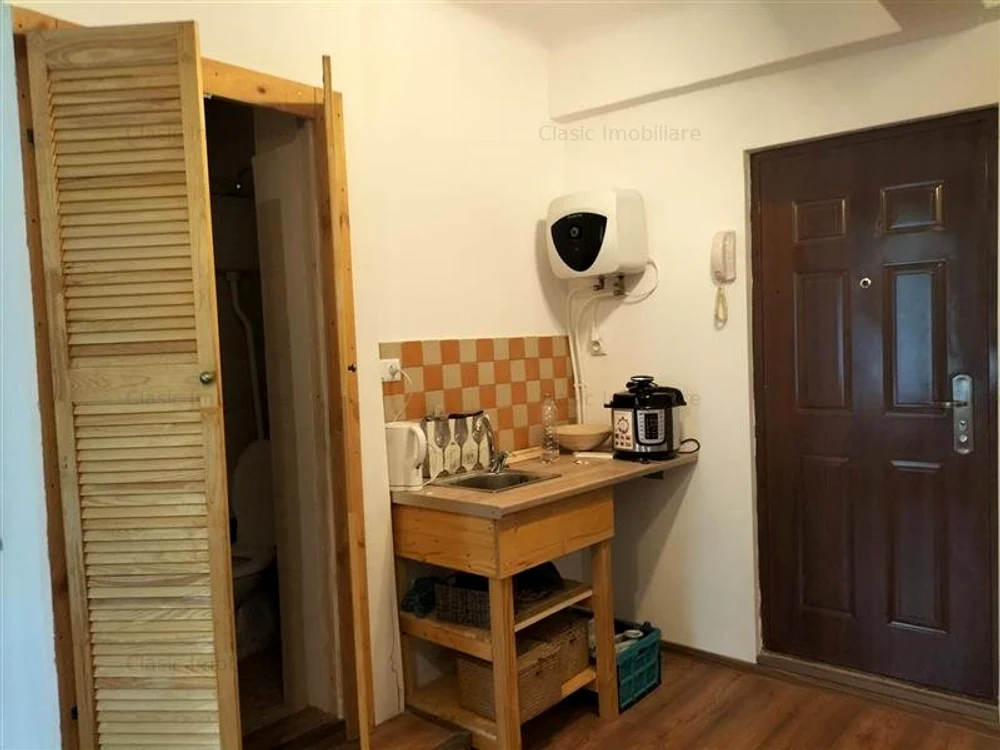 Bucătăria e în colț, după ușă SURSA Imobiliare.ro