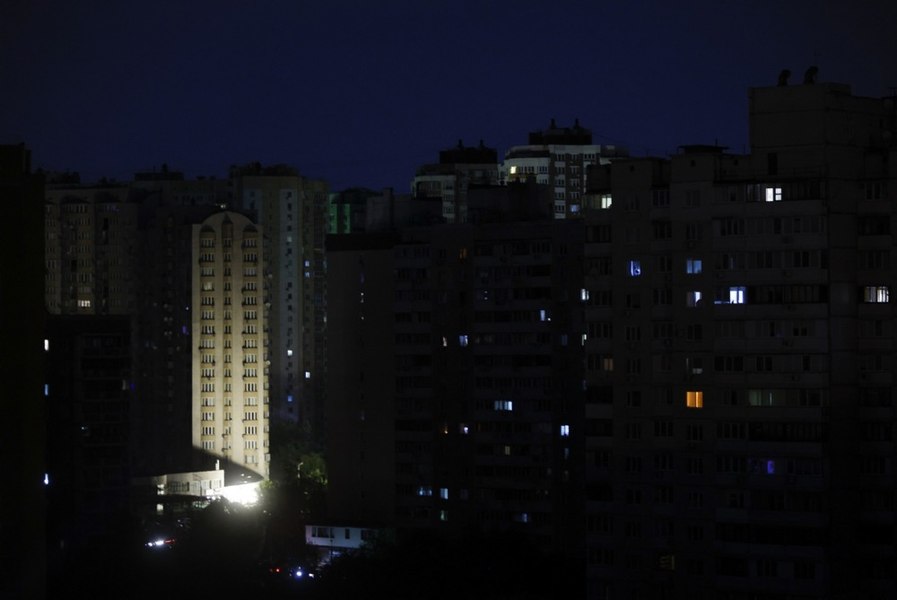 Cum fac față locuitorii Kievului și micii antreprenori penuriei de electricitate după bombardamentele rusești