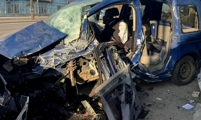 Aşa arăta maşina celor doi soţi după impact. FOTO: Turda News