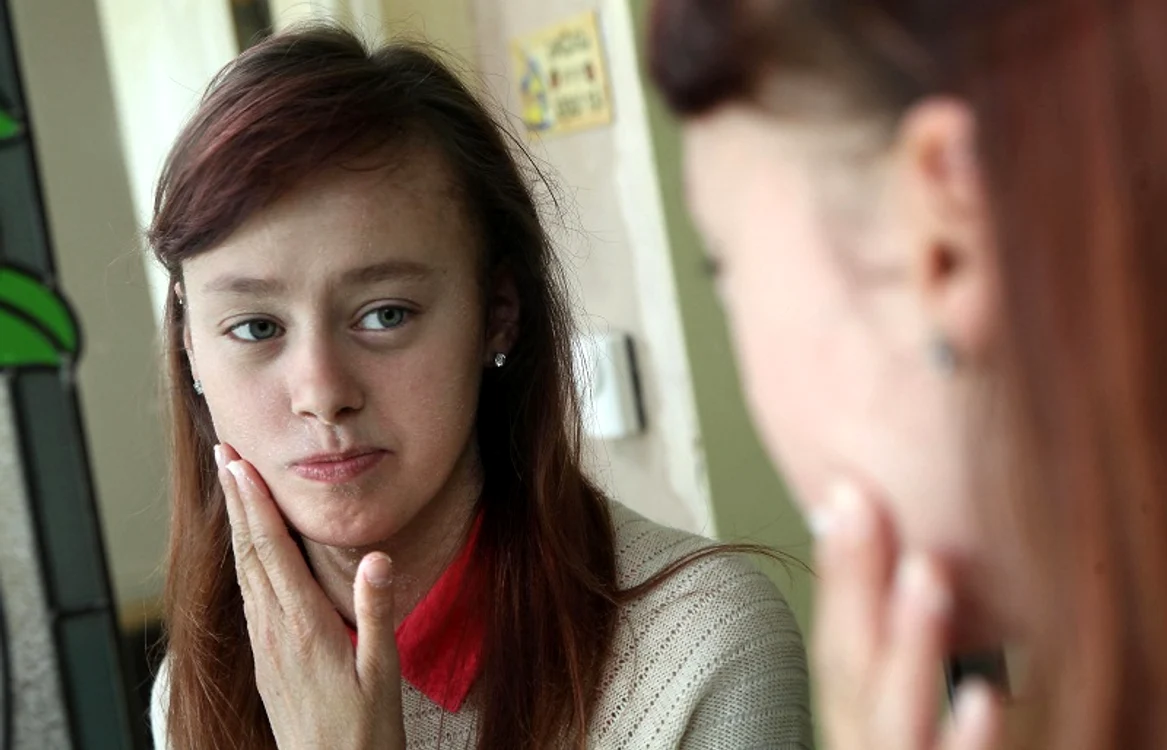 Emma şi Stacy nu pot ieşi din casă fără cremă (Foto: Photoland/Caters)