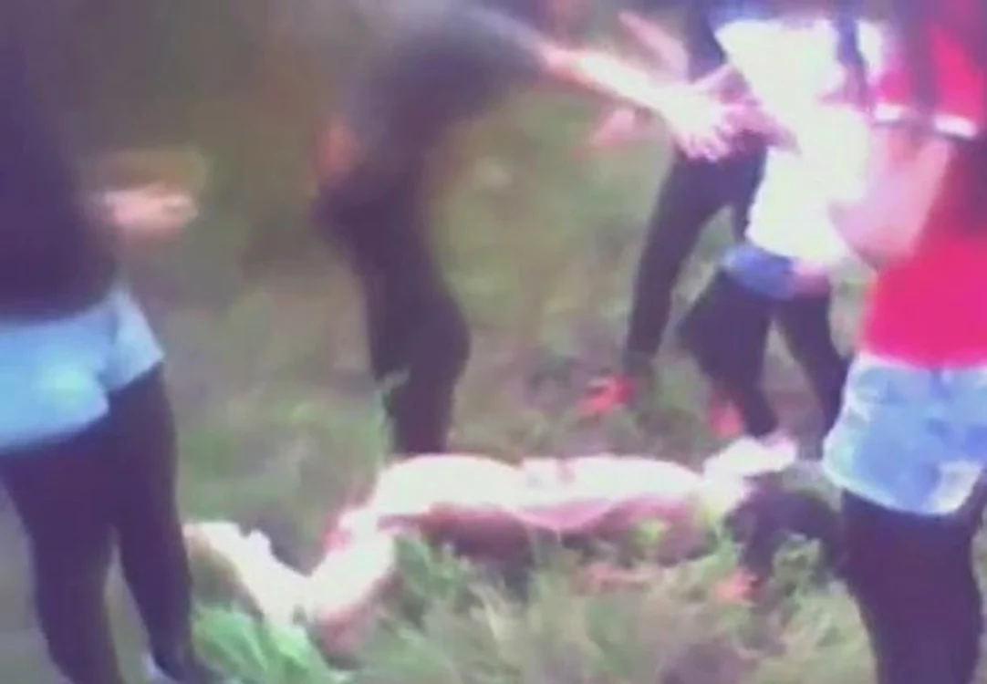
    Flirtul doare: adolescenta a fost lovită cu sălbăticie de celelalte fete.  