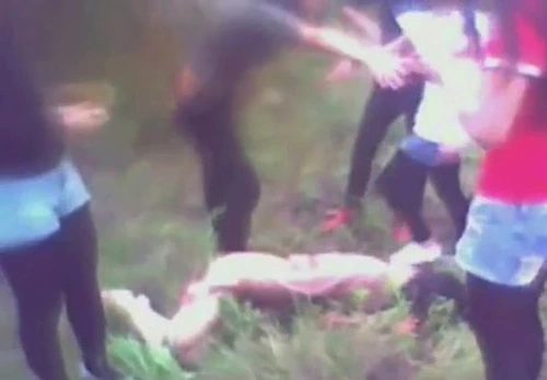 Flirtul doare: adolescenta a fost lovită cu sălbăticie de celelalte fete.