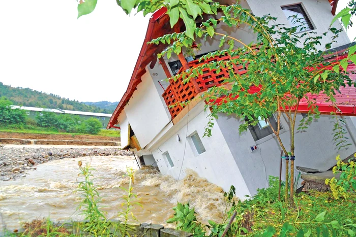 
    După două zile de ploi, sute de locuitori din judeţul Mehedinţi au rămas pe drumuri  