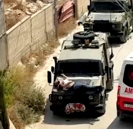 FOTO: Palestinian, legat pe capota unui jeep al armatei FOTO: X